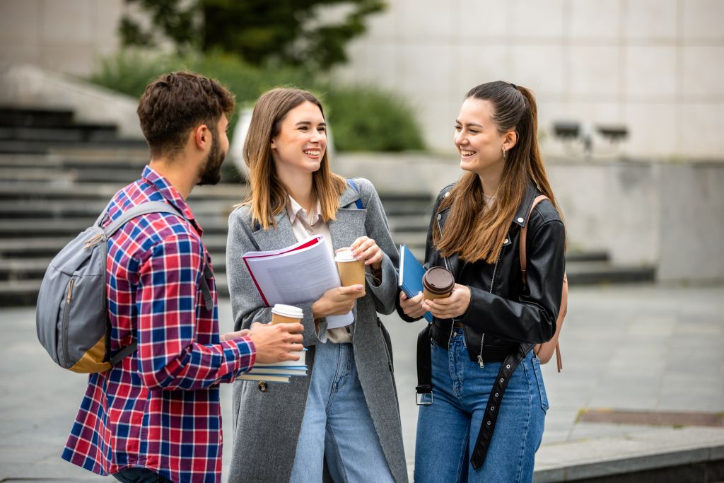 uczniowie rozmawiający na zewnątrz