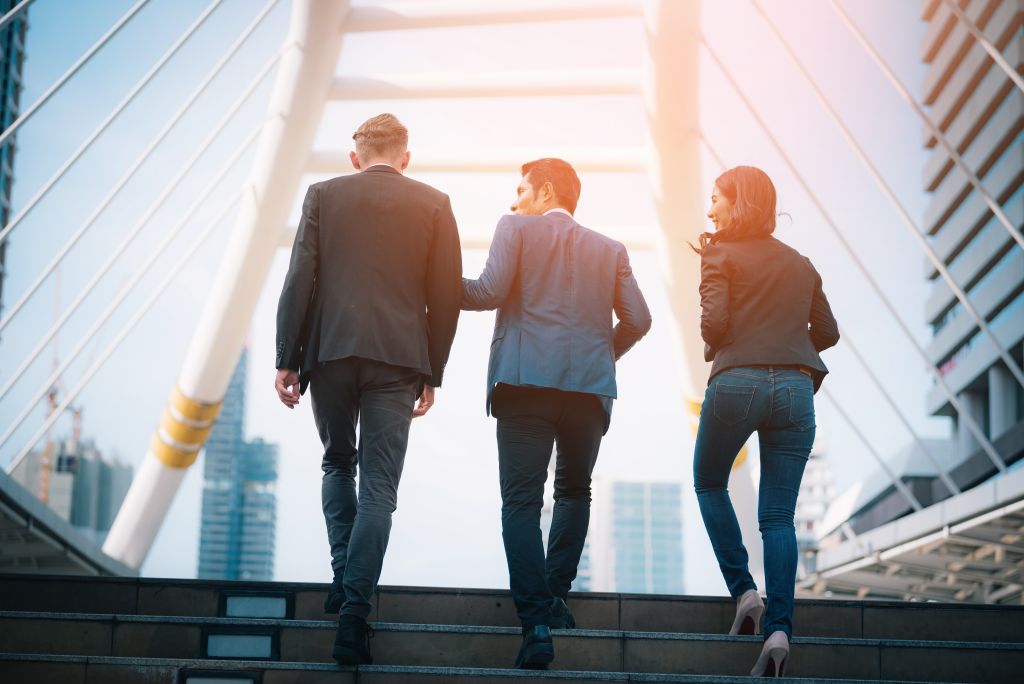 młodzi ludzie wchodzący po schodach